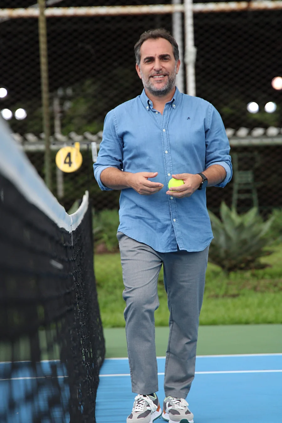 Miki Obradors en una de sus pistas, con una pelota en la mano